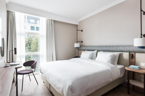 King Guest Room image 4