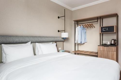 King Guest Room image 8