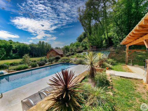 Piscine et Jacuzzi en Pleine Nature à 5 minutes de Sarlat gîte à louer Lavergne