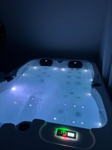 Suite romantique avec Spa et filet suspendu proche Thoiry in Auteuil (Ile-de-France)