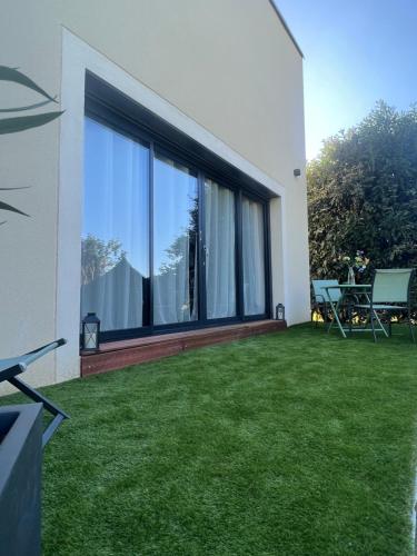Suite romantique avec Spa et filet suspendu proche Thoiry in Auteuil (Ile-de-France)