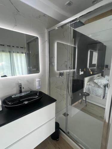 Suite romantique avec Spa et filet suspendu proche Thoiry in Auteuil (Ile-de-France)