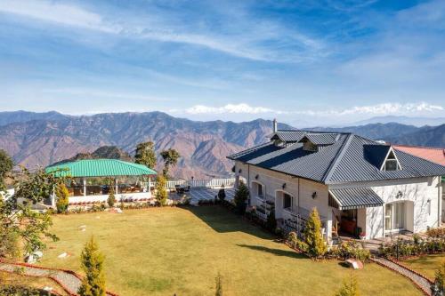 A Luxurious Mountain Bungalow with stunning views