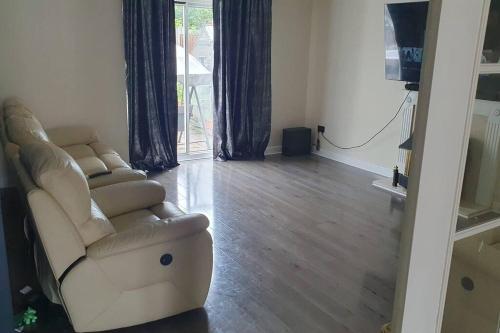 4 bedroom detached Home with Privacy