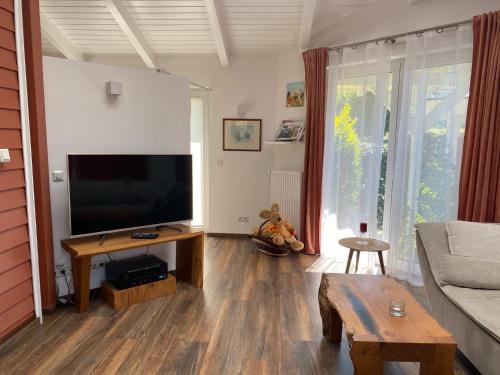 Moderne Ferienwohnung mit Kamin u Garten im EG, Baden, Nähe Weser u Golfplatz in Achim, Deutschland