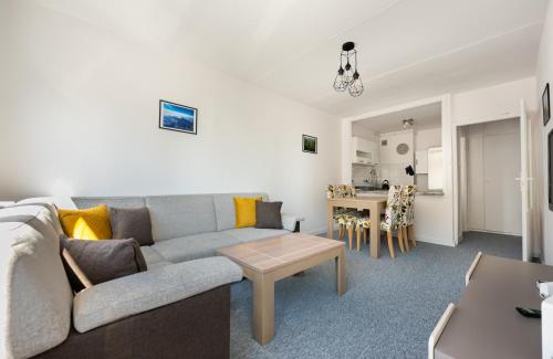 Rondo ONZ City View Apartment by BookingHost, Warsaw