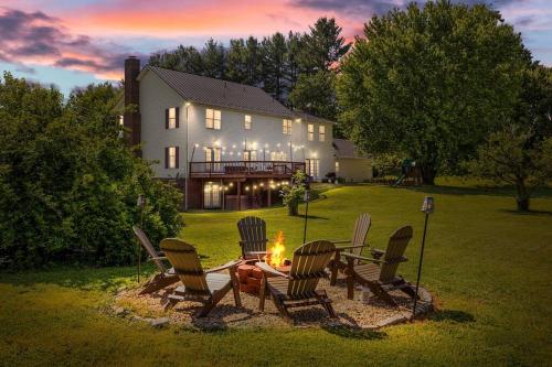Hot Tub - Home Gym - Fire Pit - Game Room - Private Footpath to Winery in Delaplane, USA
