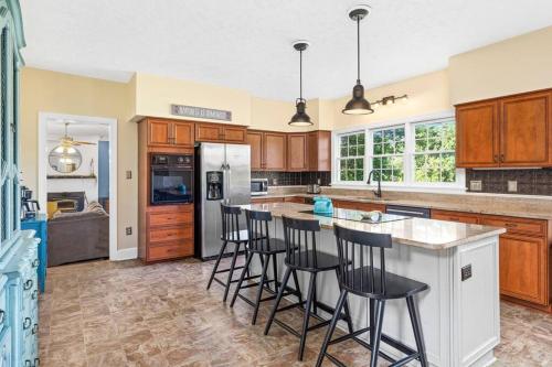 Hot Tub - Home Gym - Fire Pit - Game Room - Private Footpath to Winery in Delaplane, USA