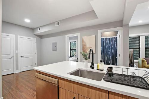 3BR Spacious Apartment with In-Unit Laundry - Kedzie 3F in Ravenswood Gardens