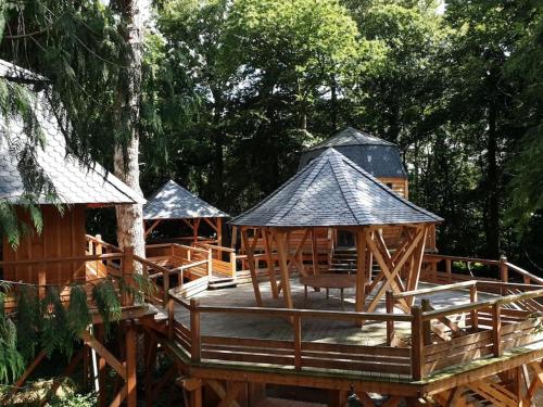 Luxueuse et très insolite cabane perchée ! - Location saisonnière - Mantallot