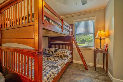 Charming Family Lakeview Cottage 3 min to lake in Dandridge, USA
