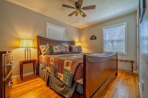 Charming Family Lakeview Cottage 3 min to lake in Dandridge, USA