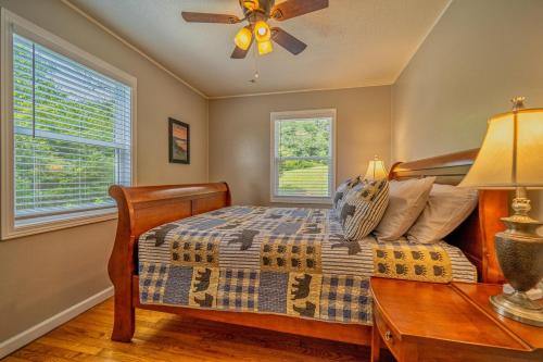 Charming Family Lakeview Cottage 3 min to lake in Dandridge, USA