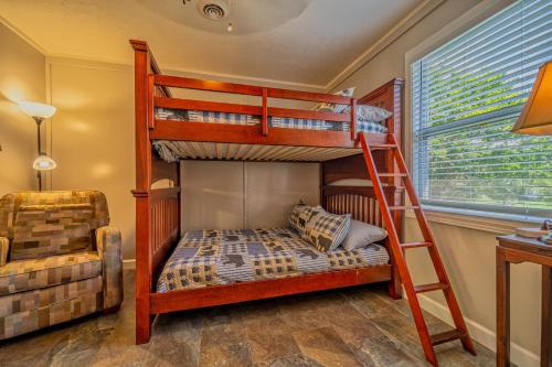 Charming Family Lakeview Cottage 3 min to lake in Dandridge, USA