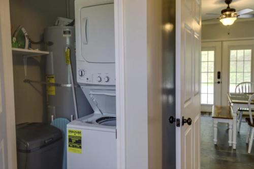 Charming Family Lakeview Cottage 3 min to lake