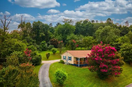 Charming Family Lakeview Cottage 3 min to lake in Dandridge, USA