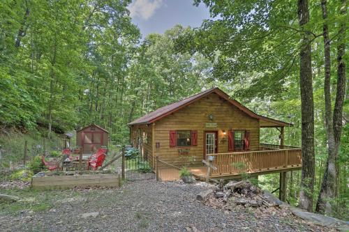 Cozy Murphy Cabin with Fire Pit, Deck and Forest View!