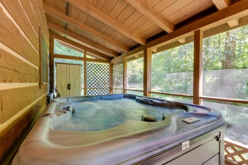 Del Rio Cabin with Hot Tub and On-Site Fishing Pond!