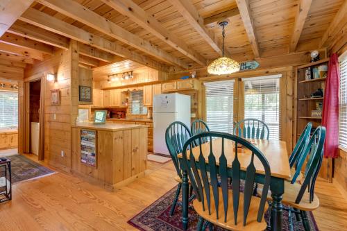 Del Rio Cabin with Hot Tub and On-Site Fishing Pond!