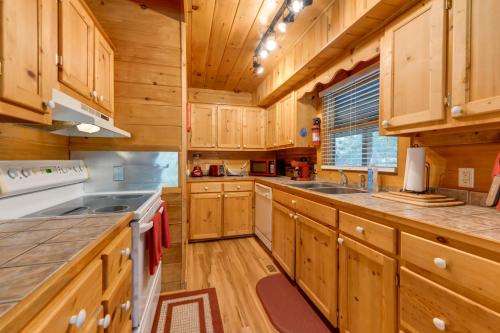 Del Rio Cabin with Hot Tub and On-Site Fishing Pond!