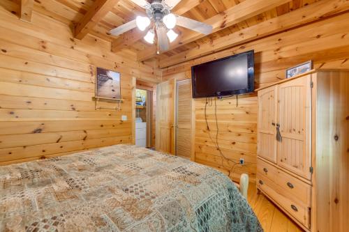 Del Rio Cabin with Hot Tub and On-Site Fishing Pond!