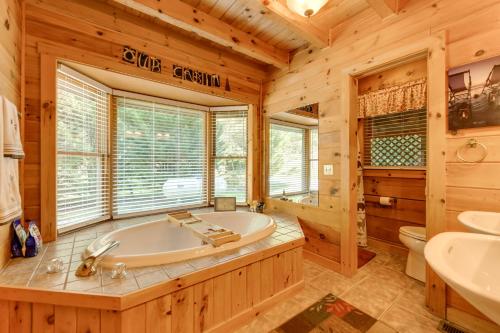 Del Rio Cabin with Hot Tub and On-Site Fishing Pond!