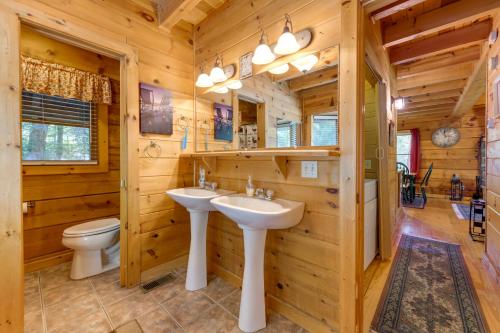 Del Rio Cabin with Hot Tub and On-Site Fishing Pond!