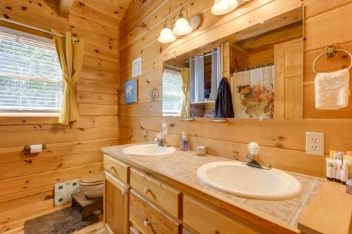 Del Rio Cabin with Hot Tub and On-Site Fishing Pond!