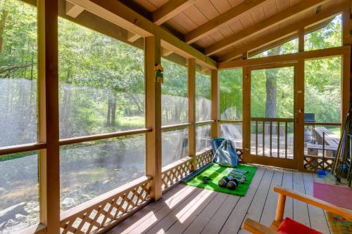 Del Rio Cabin with Hot Tub and On-Site Fishing Pond!