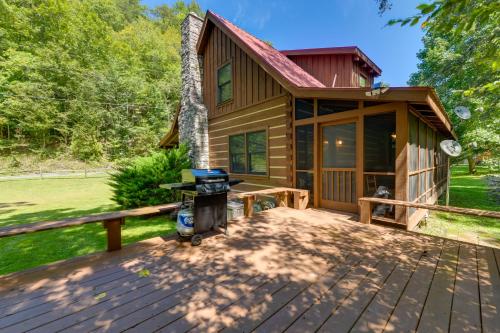 Del Rio Cabin with Hot Tub and On-Site Fishing Pond!