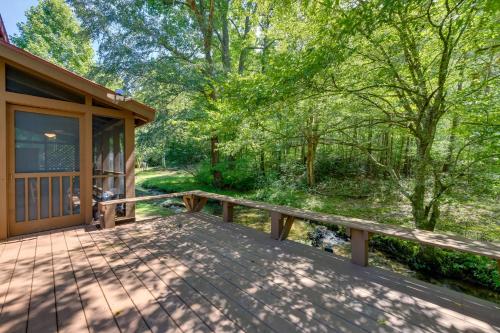 Del Rio Cabin with Hot Tub and On-Site Fishing Pond!