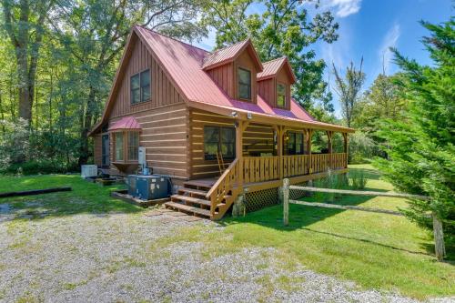 Del Rio Cabin with Hot Tub and On-Site Fishing Pond!