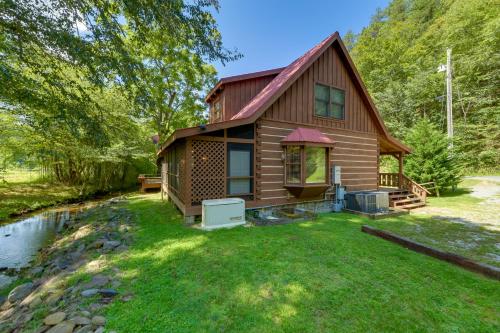 Del Rio Cabin with Hot Tub and On-Site Fishing Pond!