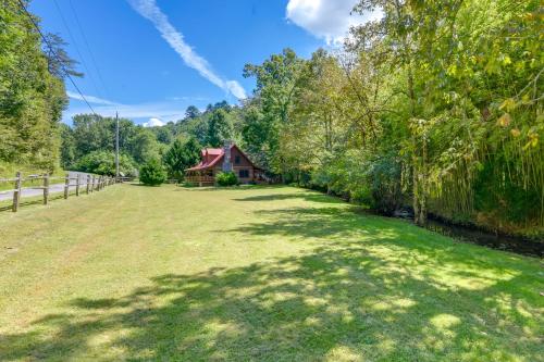 Del Rio Cabin with Hot Tub and On-Site Fishing Pond!