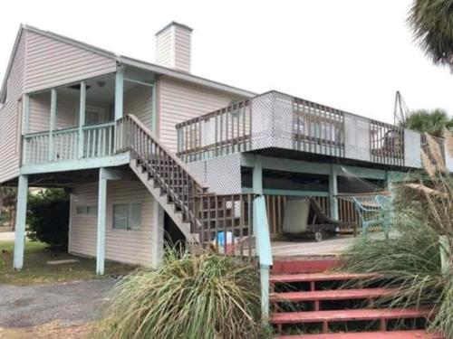 4 Br W/Pool, Dock on Canal