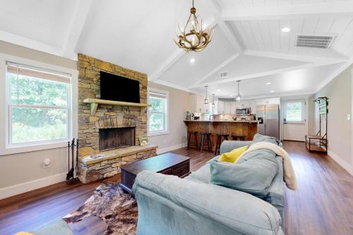 The Little White Farmhouse in Ellijay, USA