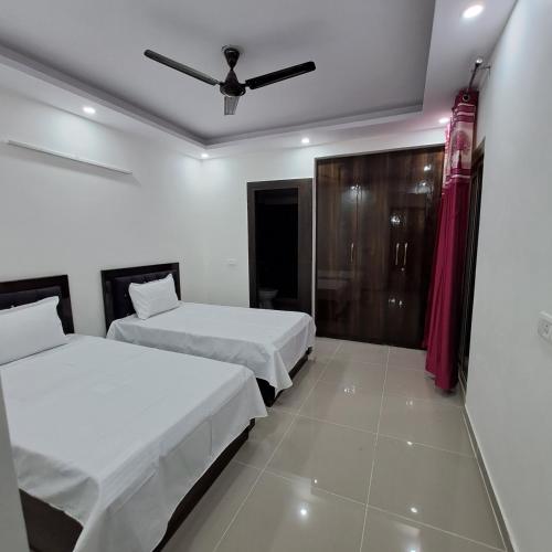 Short Stay 3 BHK Luxury Service Apartment Bharat City Ghaziabad near Delhi