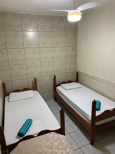 2 twin beds