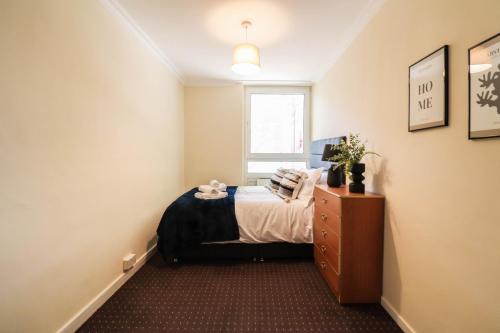 Cosy property right by WARREN STREET station! FREE WIFI!