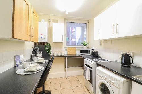 Cosy property right by WARREN STREET station! FREE WIFI!