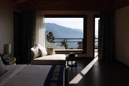 An extravagant Pushp villa overlooking the Ganges