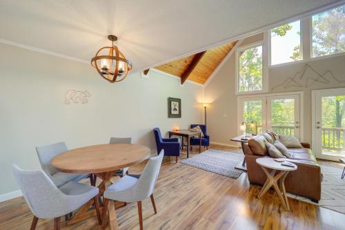 Scenic Beech Mountain Cabin with 2 Decks and Views! in Beech Mountain, USA