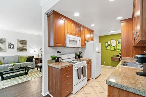 Beverly Hills Gem 1 BR Apt with Parking 218 in Los Angeles, USA