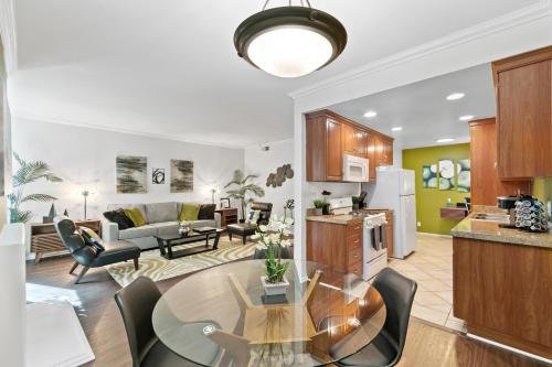 Beverly Hills Gem 1 BR Apt with Parking 218