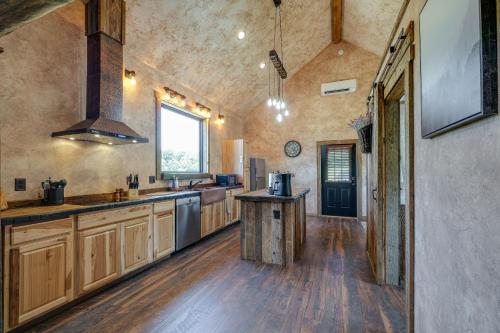 Bedford Cabin w/ Porch, 5 Mi to Historic District! in Bedford (VA)