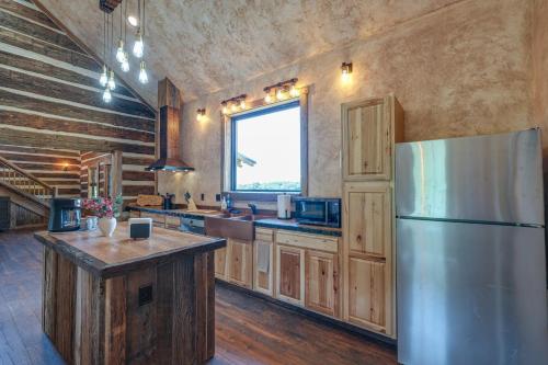 Bedford Cabin w/ Porch, 5 Mi to Historic District! in Bedford (VA)