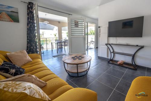 Détente d'Exception Appartement 2 Chambres à 150m de la Plage Jardin Privé et Parking Exclusifs une Parenthèse de Luxe ! - Location saisonnière - Les Trois-Îlets