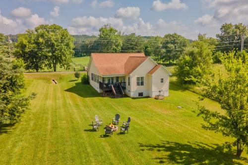 Charming Family Country Lane Cottage 3 min to lake in Dandridge, USA