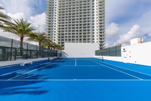 Nice view 1 bed Hyde Beach House 23th floor Miami - Tap to explore photos