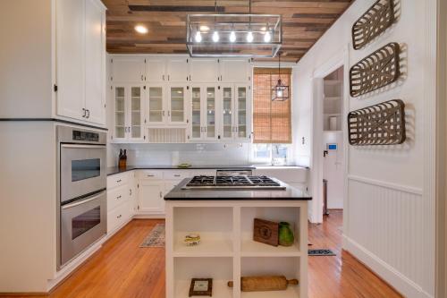 WFH Friendly Abode with Balcony in Columbus! in 哥倫布